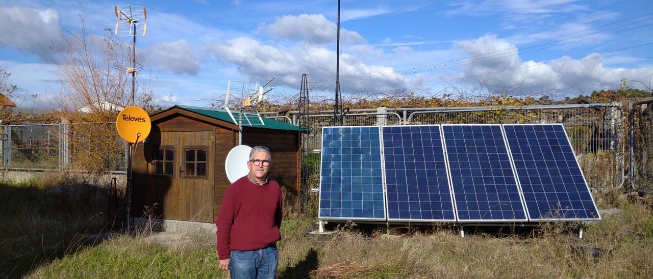 Javier García Gesto, junto al equipo de energías renovables situado en el exterior del Asorey