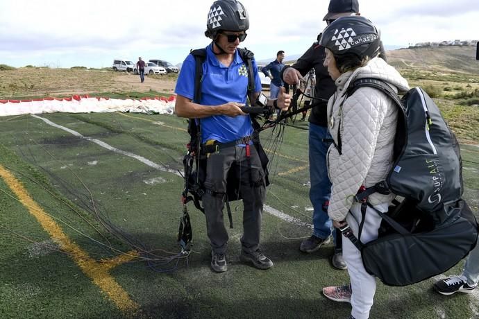 10-05-19 LAS PALMAS DE GRAN CANARIA. ZONA DE SALTOS PARAPENTE DE LOS GILES. LAS PALMAS DE GRAN CANARIA. Nardy Barrios en parapente.  Nardy Barrios se tira en parapente desde Los Giles junto a una persona que ganó un concurso. Fotos: Juan Castro  | 10/05/2019 | Fotógrafo: Juan Carlos Castro