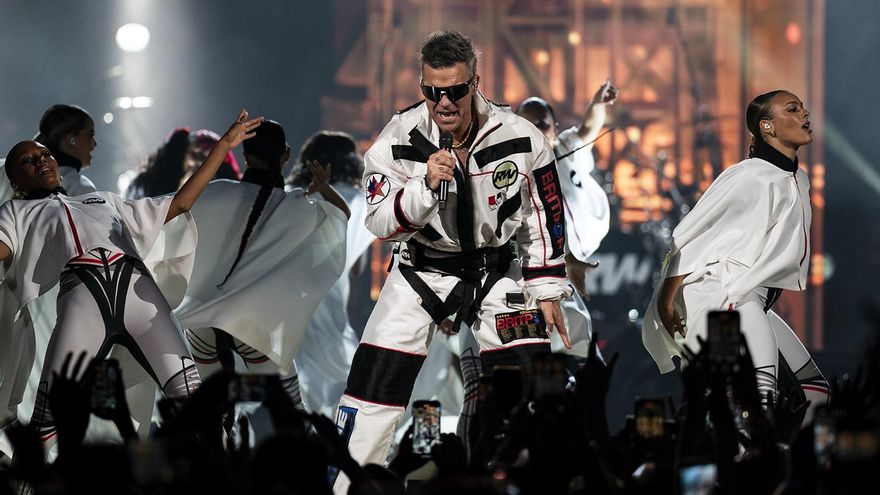 Un dels moments del concert de Robbie Williams a l'RCDE Stadium