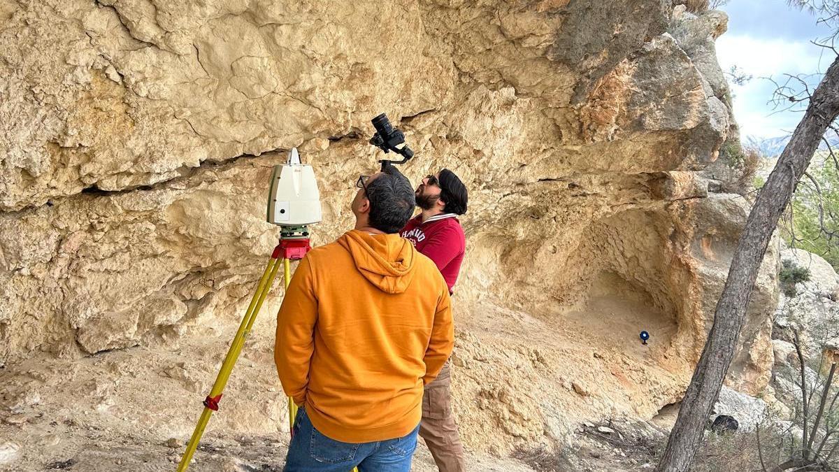 Un momento del proceso de documentación de uno de los abrigos descubiertos con vestigios de presencia humana de hace 20.000 años en la Sierra de Albatera
