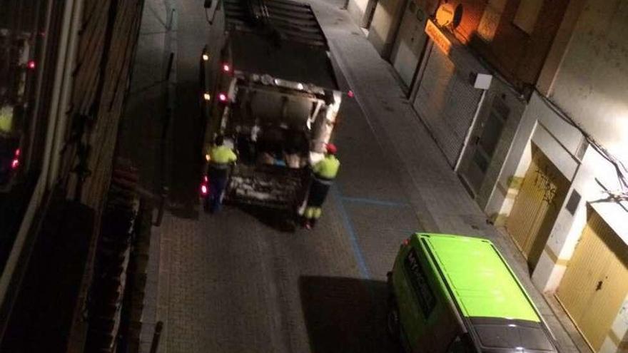 El camión de la recogida de basuras en la calle Dominicas.