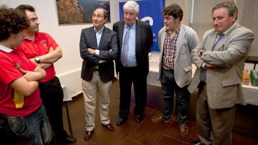 José Manuel Fernández, Salvador Fernández y Ramón Menéndez, en el centro, durante la entrega del «Bonito de Oro».