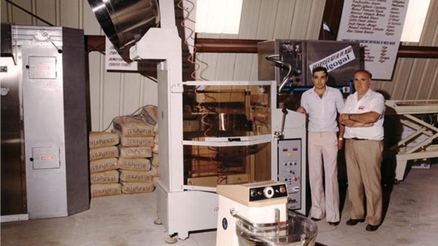 José Pazos &quot;Santos&quot; (drcha.) junto a una de las máquinas de pan que trajo a Vigo en los años 70.