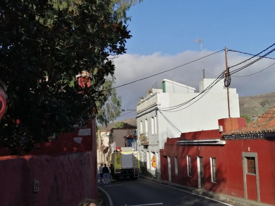 Derrumbe de la fachada de una casa en la carretera