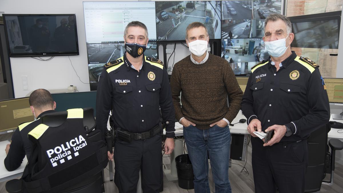 El sergent de la Policia Local de Manresa; Jordi César, el cap, Jordi Mora i el regidor de Seguretat Ciutadana, Joan Calmet (al mig)