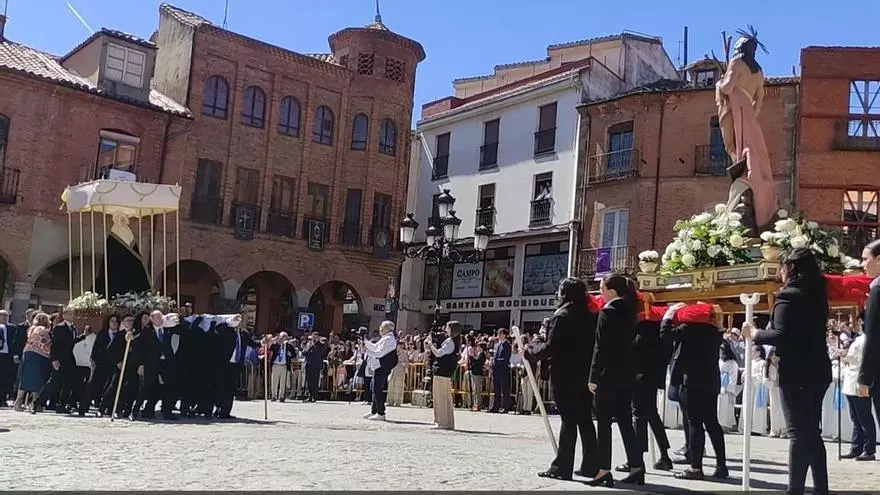 Así fue la caída del manto del Domingo de Resurrección en Benavente