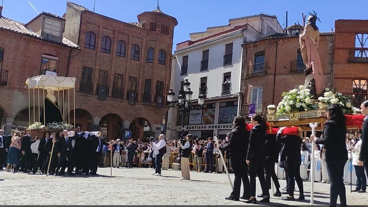 Así fue la caída del manto del Domingo de Resurrección en Benavente