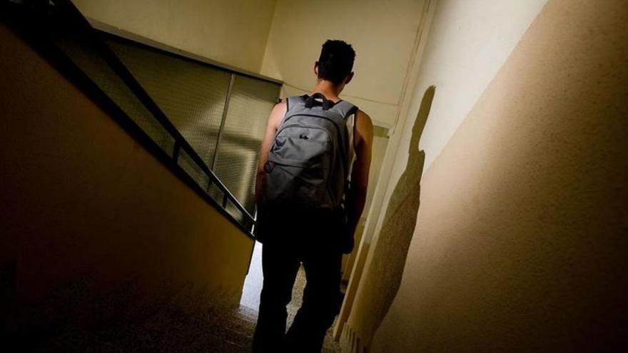 Un joven baja las escaleras para abandonar su centro educativo. | L.O.