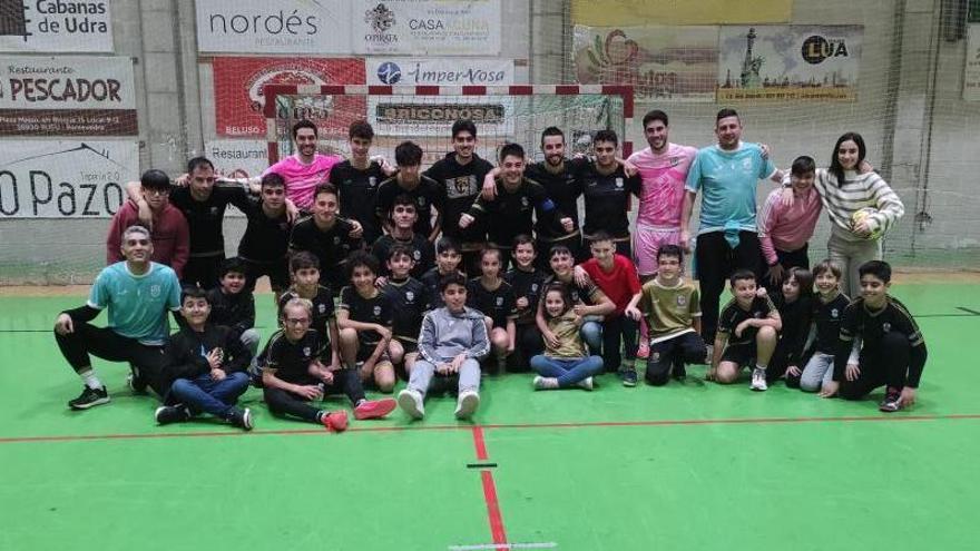 Equipo sénior del ADFS Bueu con algunos canteranos en el pabellón Pablo Herbello. |  // FDV