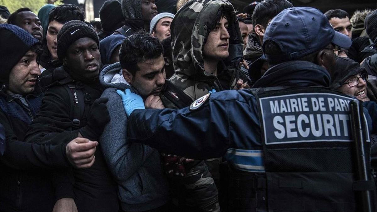 Momentos de tensión durante el desalojo de migrantes y refugiados en un campamento en París.