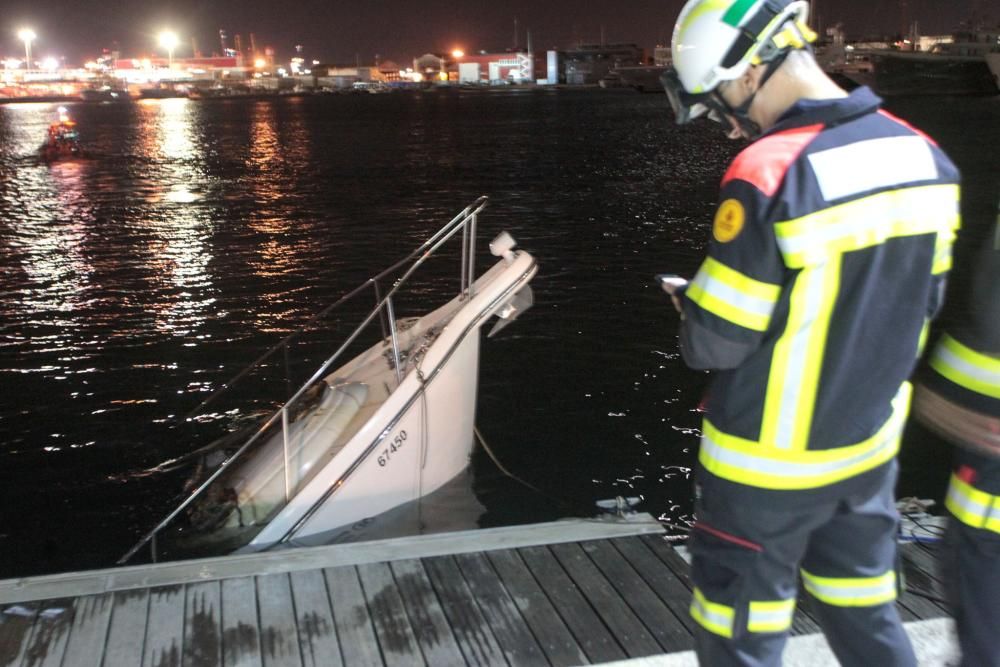 Un barco se incendia en la Marina de València