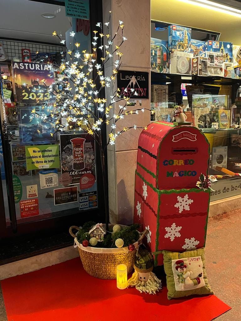 Los comerciantes de Laviana instalan un centenar de buzones para recoger las cartas a los Reyes Magos y Papá Noel