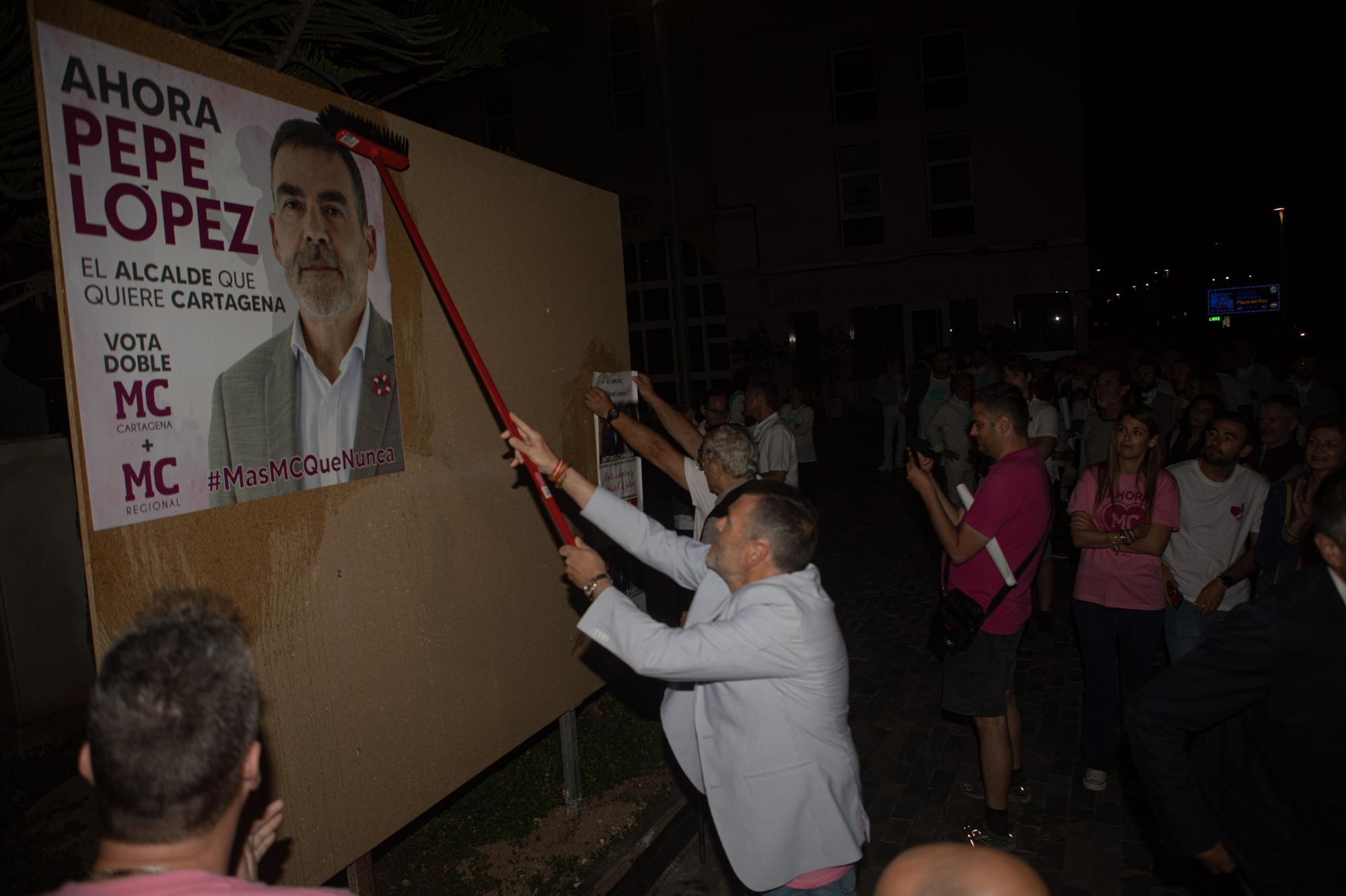 FOTOS: Cartagena abre la campaña electoral con la pegada de carteles