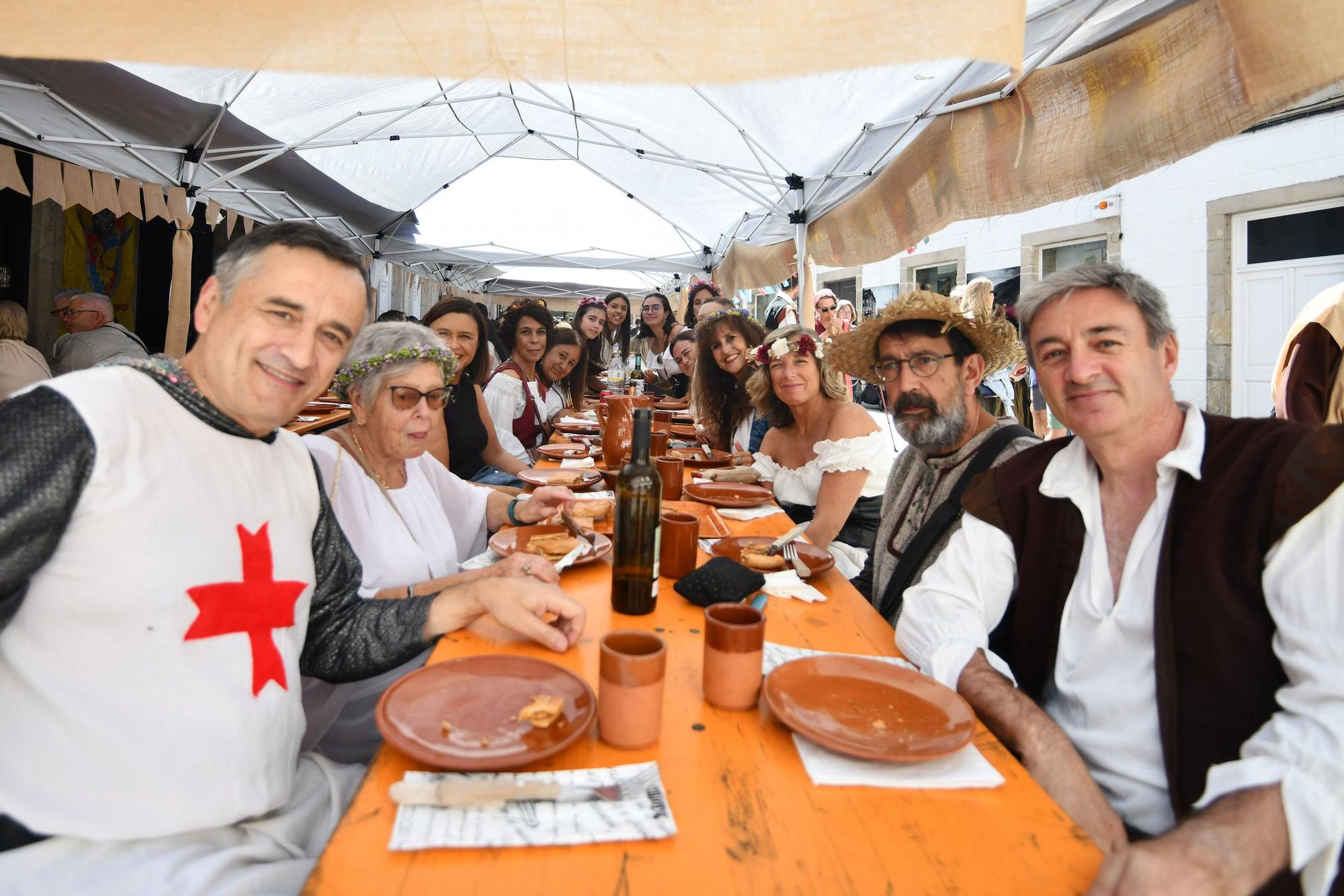 Cortesanos, bufones, damas y caballeros celebran el retorno de su señor: la Feira Franca anima Pontevedra