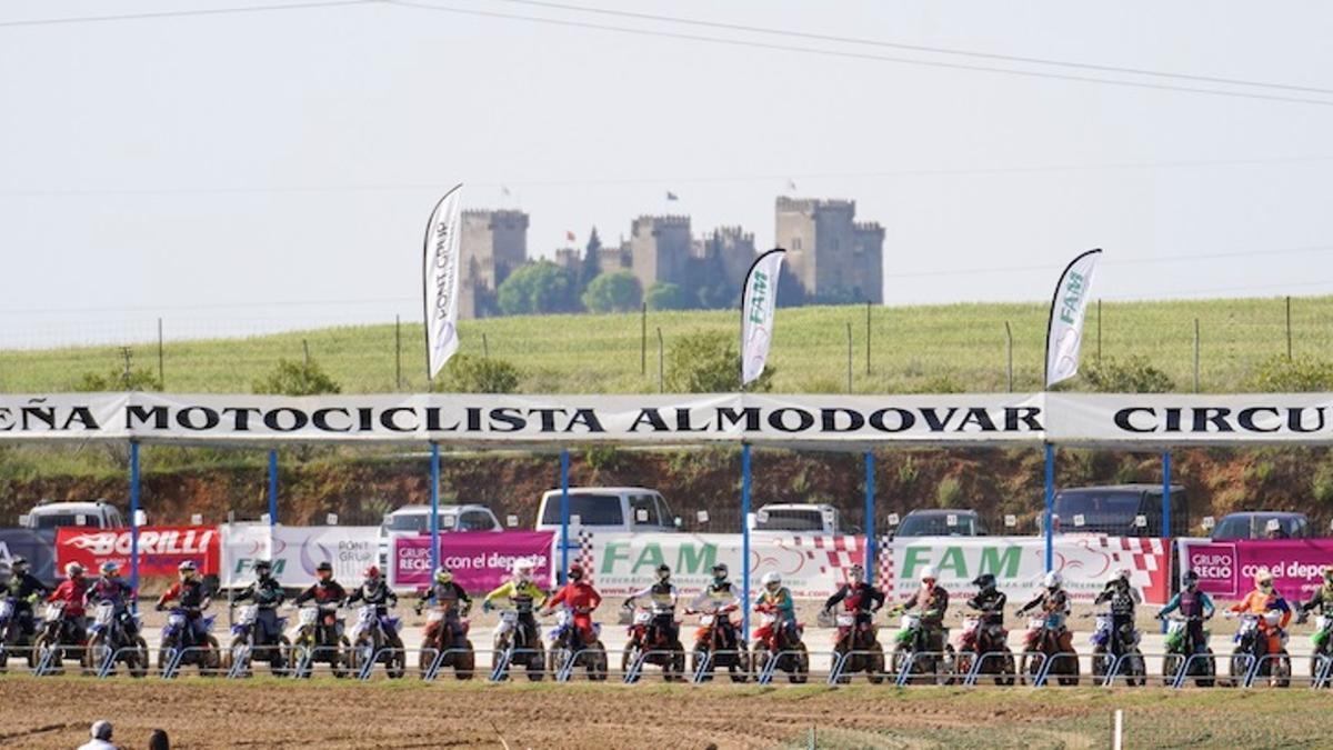 Salida de una de las carreras de motocross disputadas en Almodóvar del Río.
