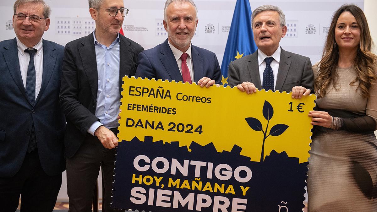 Presentación del sello en homenaje a las víctimas de la dana. En la imagen, el ministro de Política Territorial y Memoria Democrática, Ángel Víctor Torres (en el centro), y el presidente del Grupo Correos, Pedro Saura (segundo por la derecha), entre otras personalidades en el acto de presentación.
