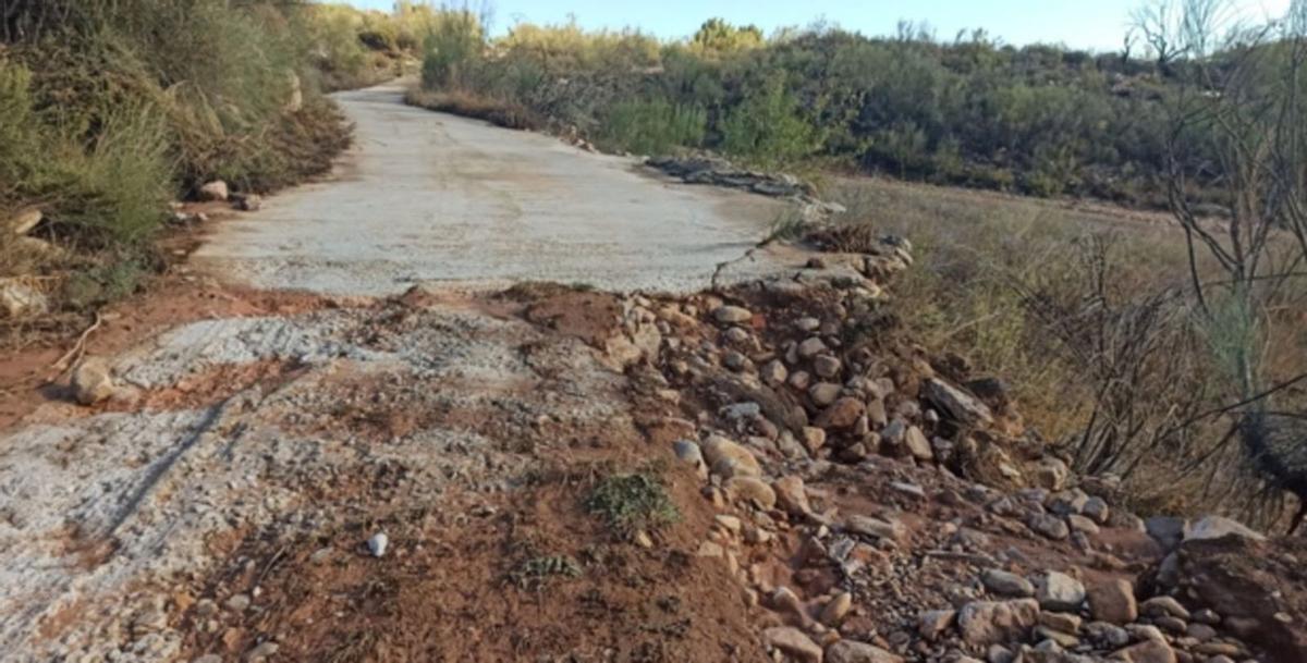 La carretera de Villanueva de Huerva gravemente afectada por las fuertes lluvias. |   