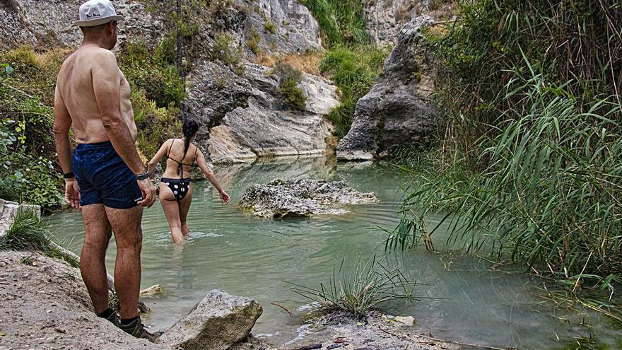 Un padre y su hija bañándose en el Racó de Sant Bonaventura. | JUANI RUZ