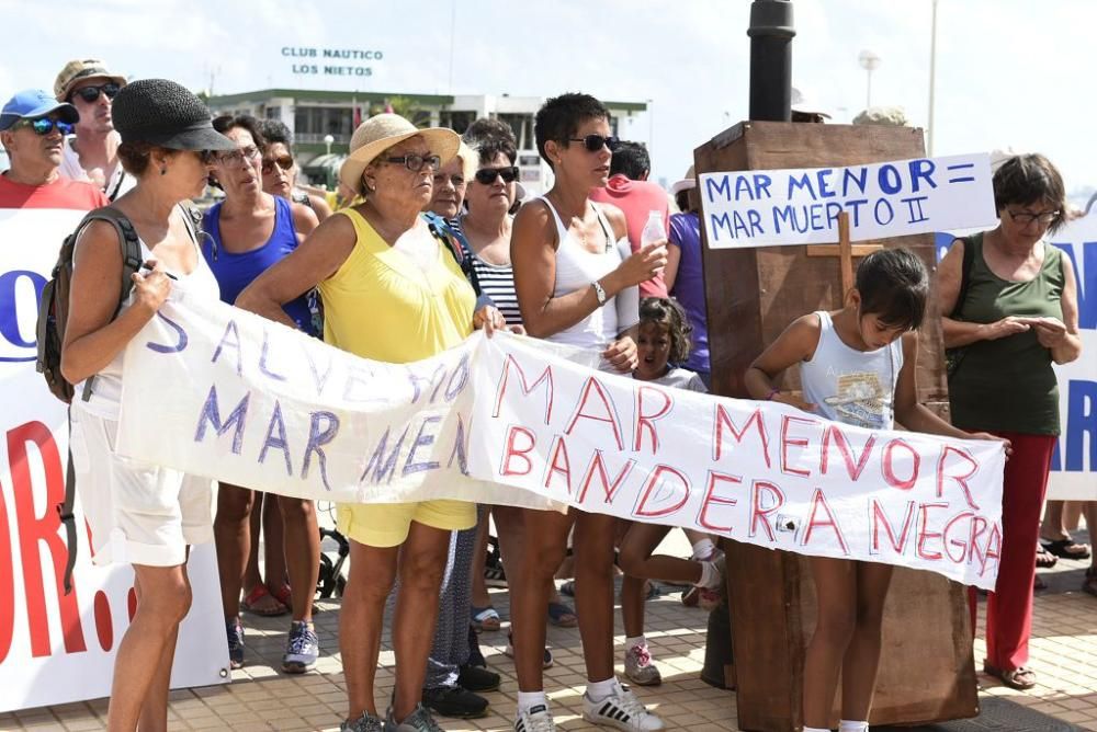 Protestas por el estado del Mar Menor en Los Nieto