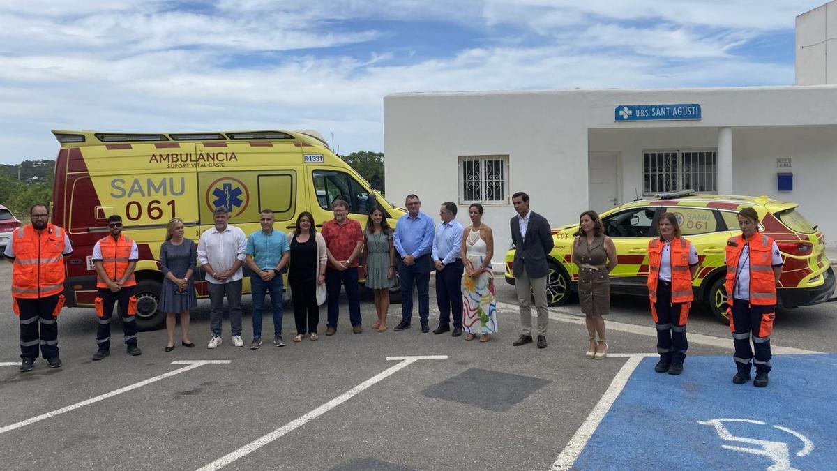 Numerosas autoridades en la presentación de la nueva ambulancia.  | CAIB
