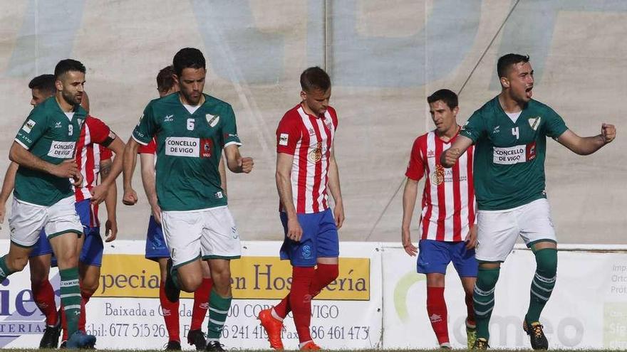 Silva, Mateo y Crespo celebran el segundo tanto del Coruxo, obra de Rafa Mella, durante el partido de ayer ante el Cerceda en el campo de O Vao. // Alba Villar