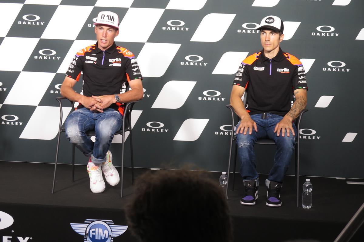 Aleix Espargaró y Maverick Viñales, en la conferencia de prensa de hoy, en Mugello, donde anunciaron su renovación, por dos años más, por Aprilia.