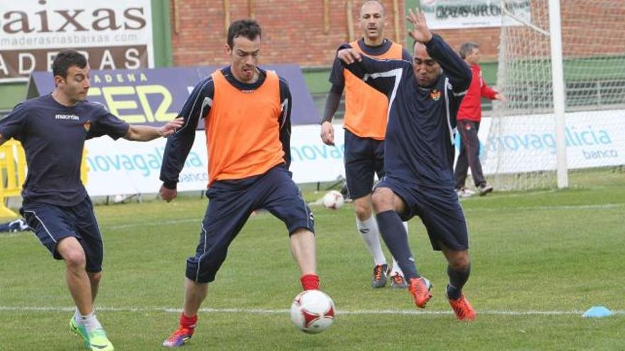 El mediocentro del Ourense Borja Yebra trata de controlar el balón presionado por Rubén Arce y Adil, en un entrenamiento en O Couto. // Iñaki Osorio