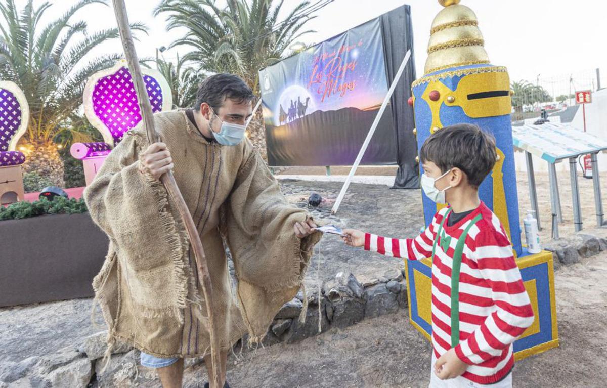 Adriel de León entrega su carta a los Reyes Magos a uno de sus pajes. | | FUSELLI