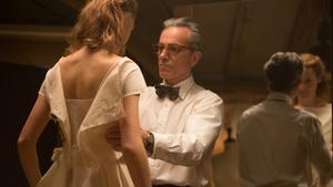 Tràiler d’’El hilo invisible’. (2017). Daniel Day-Lewis i Vicky Krieps, en un fotograma d’’El hilo invisible’, de Paul Thomas Anderson