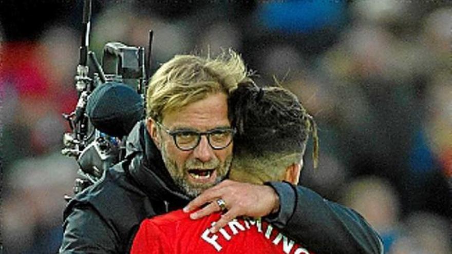 El tècnic Klopp abraça Firmino