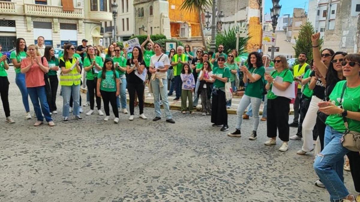 Un grupo de docentes de Oliva de huelga, en una imagen de estos días