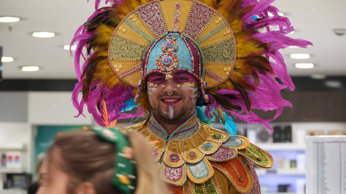 Fotogalería | Las comparsas lucen sus trajes este lunes como maniquíes vivientes