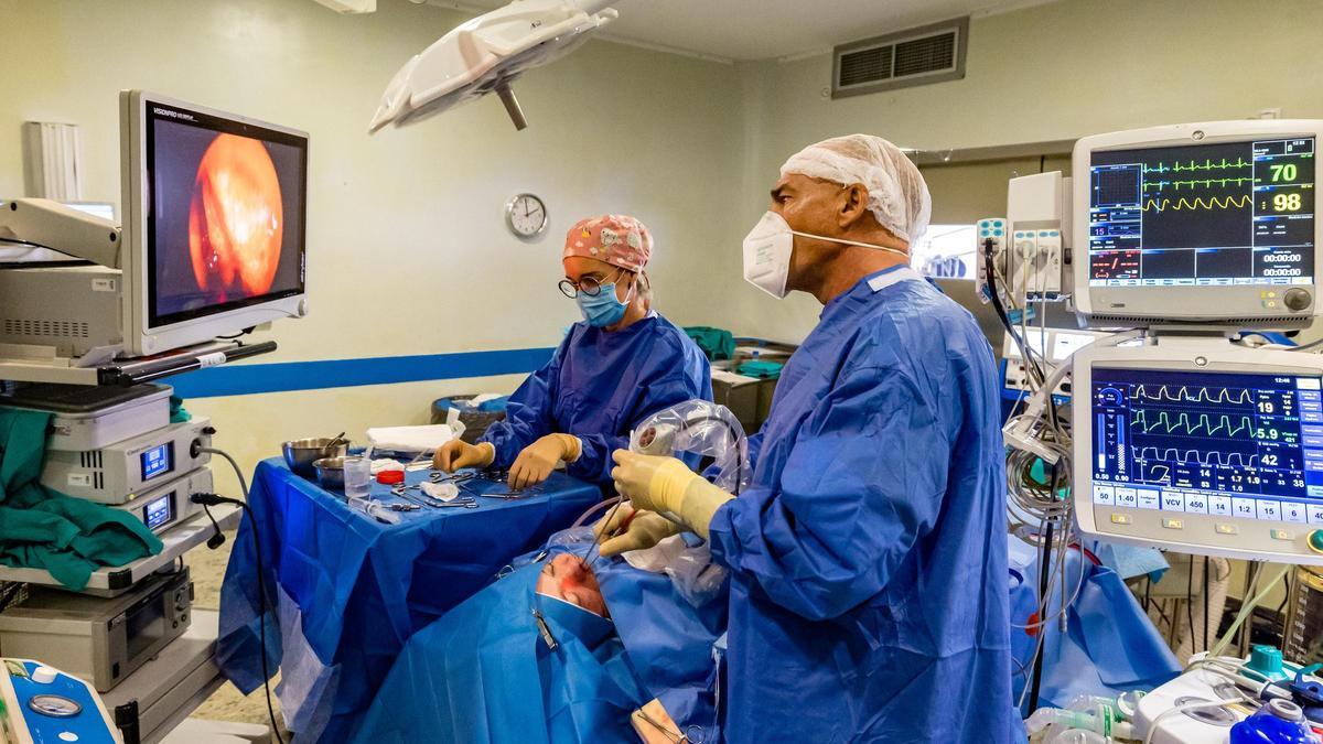 En la imagen, una intervención quirúrgica en un hospital de la provincia