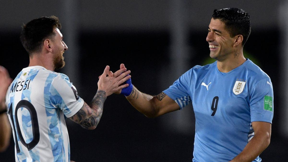 Messi y Suárez, saludándose tras un partido entre sus selecciones