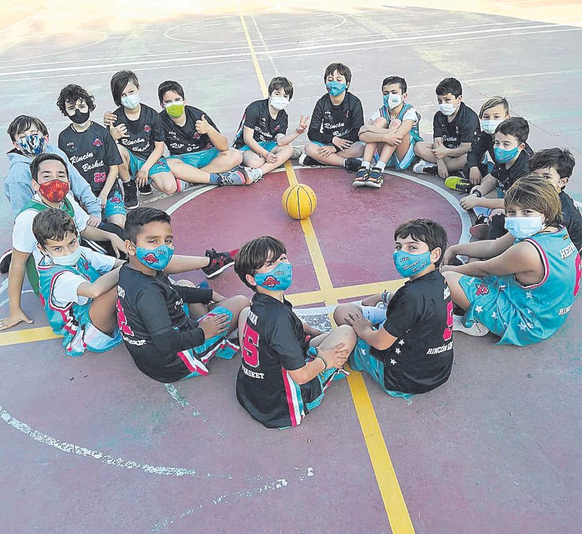 Varios jugadores del Rincón BC tras un entrenamiento.