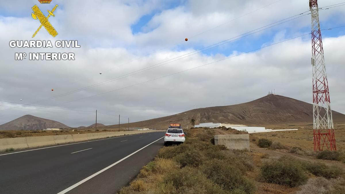 Radar de la Guardia Civil de Tráfico en la carretera Arrecife-Tinajo, antes de llegar a San Bartolomé, en una imagen de archivo.