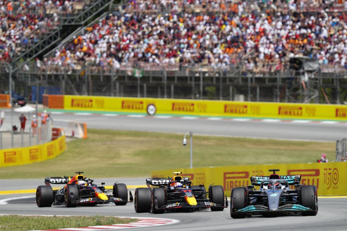 MONTMELÓ (BARCELONA), 22/05/2022.- El piloto británico de Mercedes George Russell (d) durante el Gran Premio de España de Fórmula Uno que se disputa este domingo en el circuito de Barcelona-Cataluña, en Montmeló (Barcelona). EFE/Enric Fontcuberta