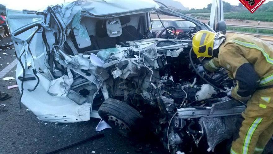 Un herido tras chocar una furgoneta y un camión en la A7 a la altura de Orihuela