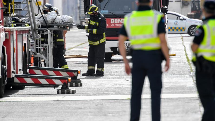 Extinguido el incendio en un barco en el puerto de La Luz con tres fallecidos