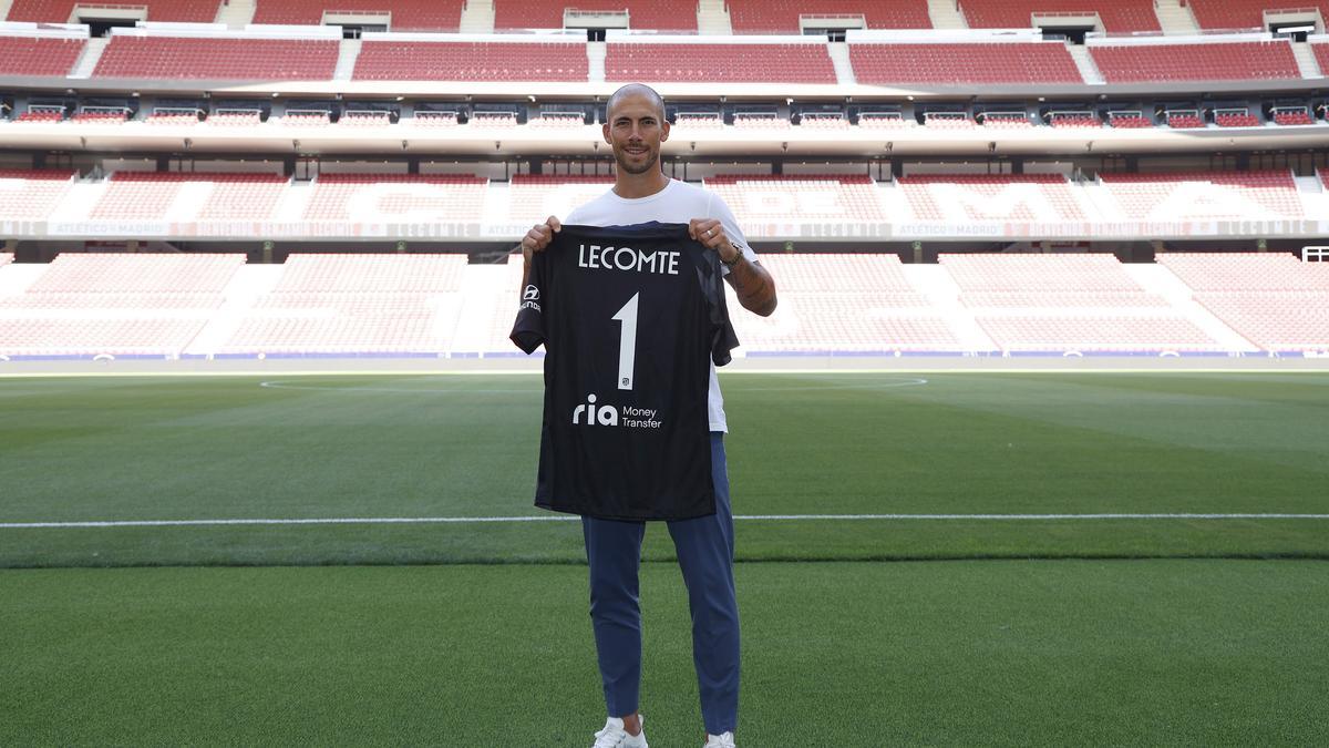 Benjamin Lecomte posa con su nueva camiseta en el Wanda Metropolitano