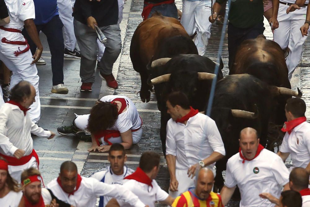 Una manada de toros de la ganadería de Fuente Ymbro, que se ha ido estirando en el recorrido hasta romperse en la calle Estafeta, ha creado emoción en el primer encierro de los Sanfermines de 2016.