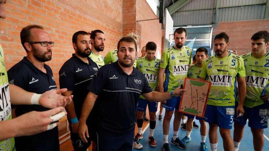 García Valiente da instrucciones a sus jugadores.