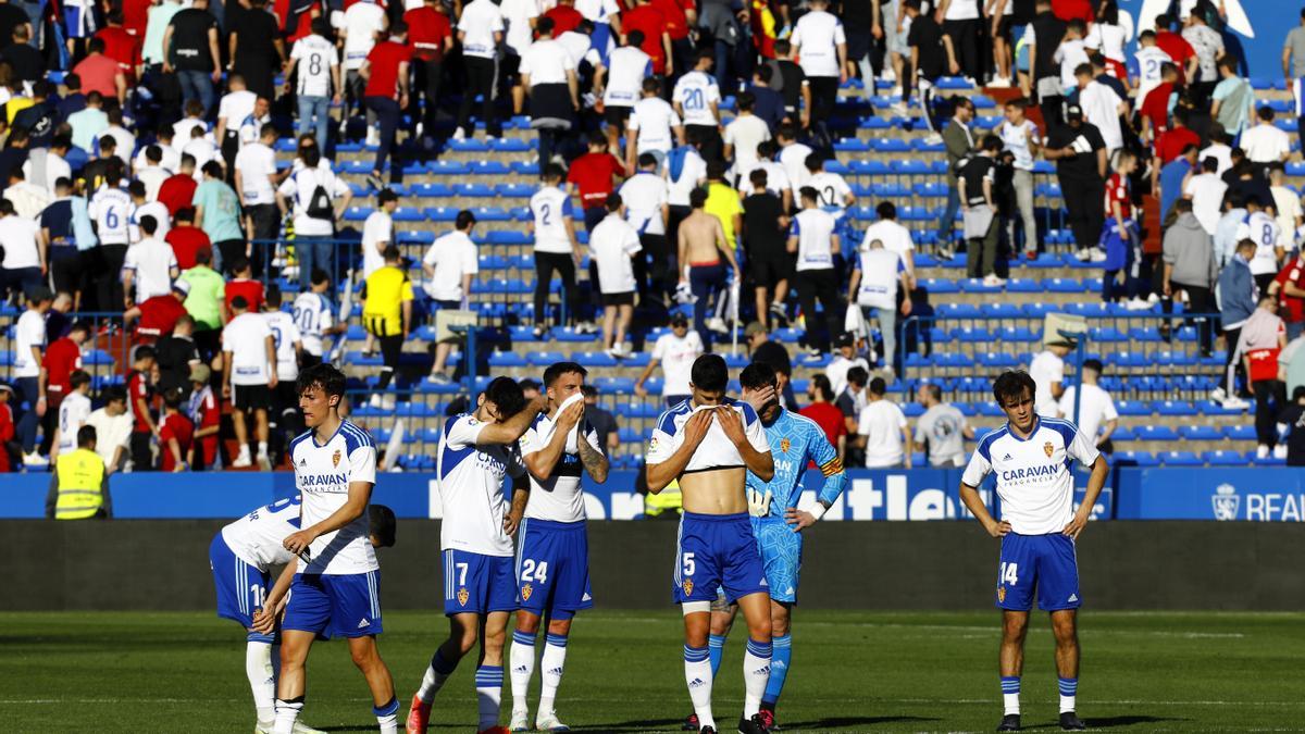 Los jugadores zaragocistas, cabizbajos al término del encuentro ante el Albacete.