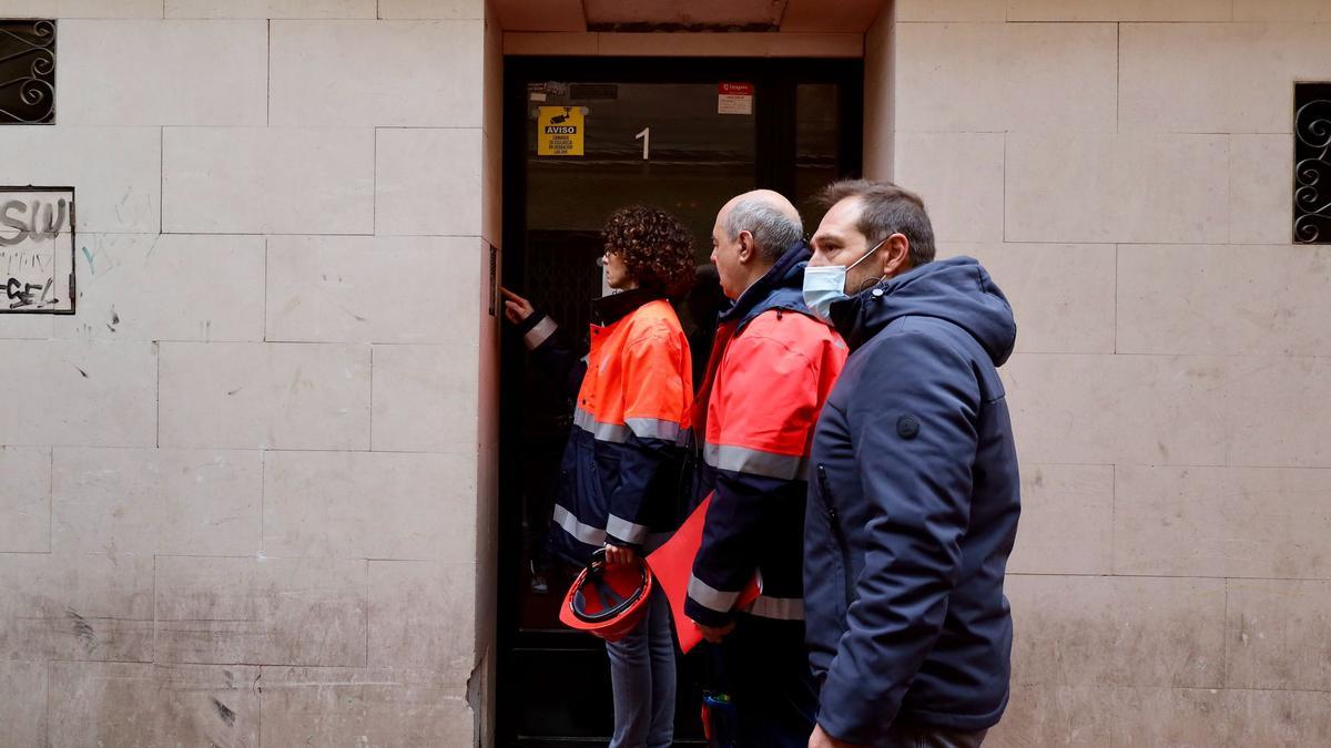 Los técnicos municipales, este martes en el número 1 de Cerezo, primer inmueble a inspeccionar.