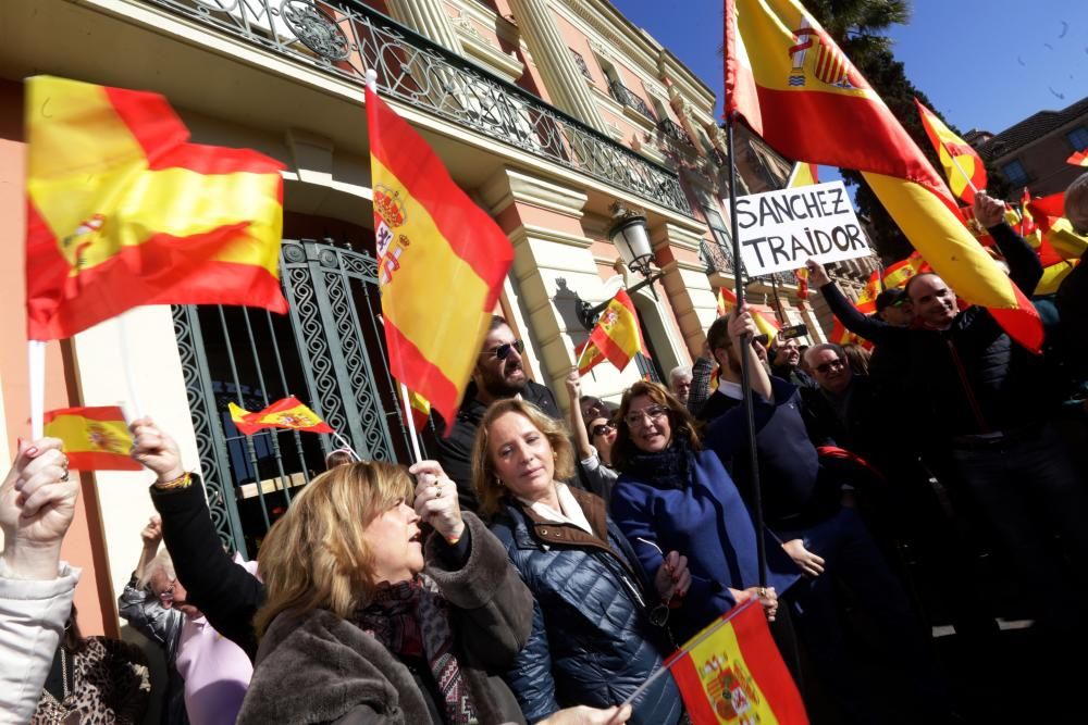 Más de 2.000 personas claman por "la unidad de España" frente al Ayuntamiento de Murcia