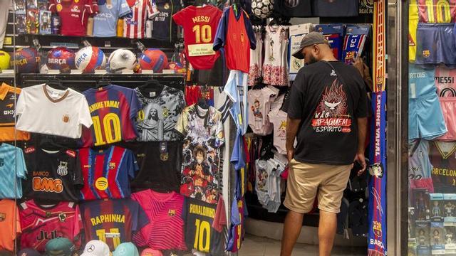 Un client entra en una botiga de ‘souvenirs’ de la Rambla de Barcelona.  | BELÉN GONZÁLEZ