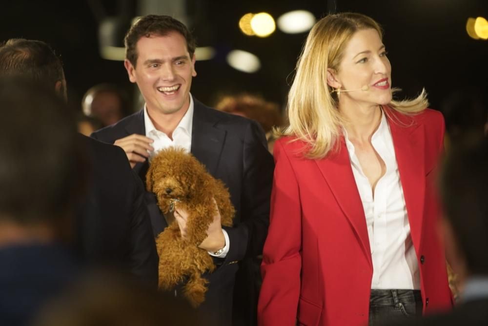 Albert Rivera y un perro como Lucas a su mitin en València