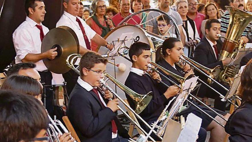 La Banda Musical Santa Cecilia, en una actuación. // S. Álvarez