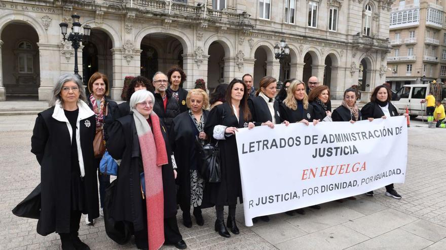 Protesta de letrados de la Administración de Justicia ante María Pita, el mes pasado. |   // Víctor Echave