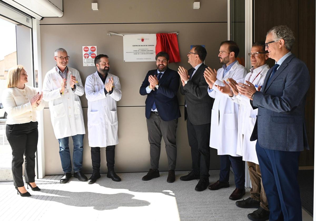El presidente de la Región, Fernando López Miras (c), el alcalde de Murcia, José Ballesta (a su izquierda), el consejero de Salud, Juan José Pedreño (d), en la inauguración del centro.